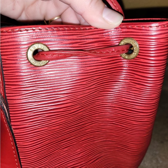 Pre loved authentic Louis Vuitton Epi red bucket style bag - Picture 5 of 10